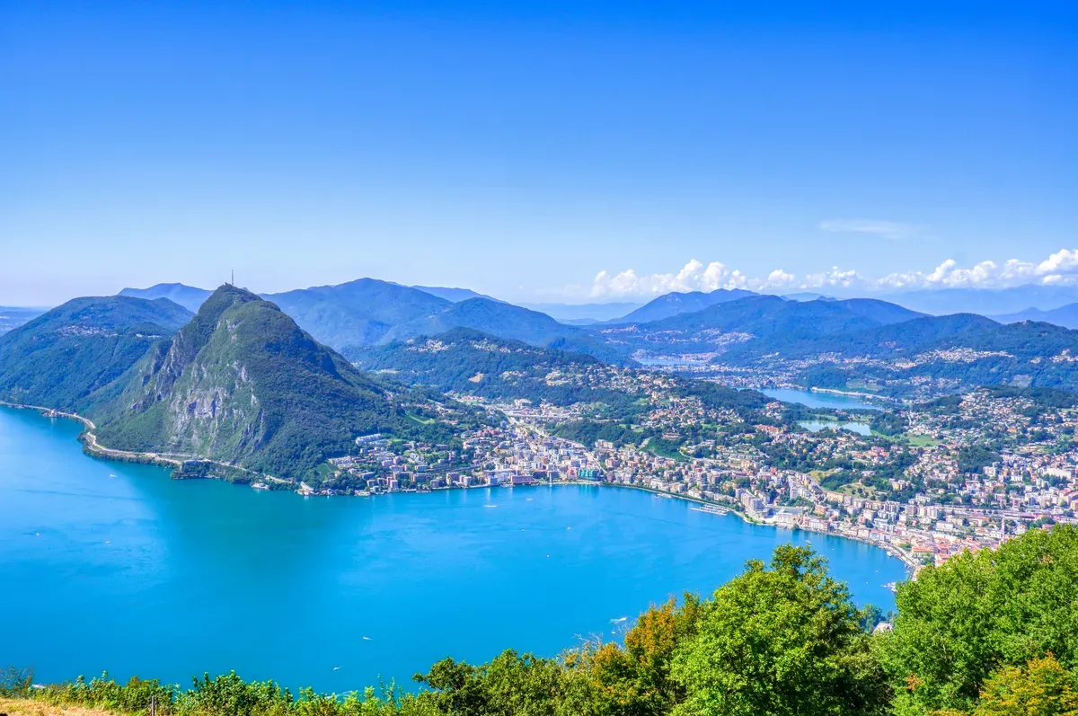 Il golfo di Lugano visto dall'alto, con il lago e le montagne