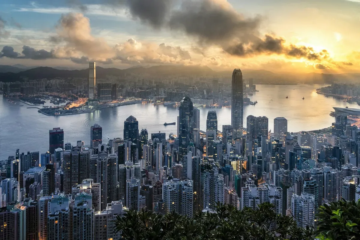 Hong Kong e il Victoria Harbour visti dal Peak all'alba