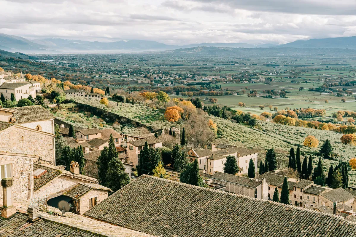 Un borgo umbro visto dall'alto, con la pianura sullo sfondo