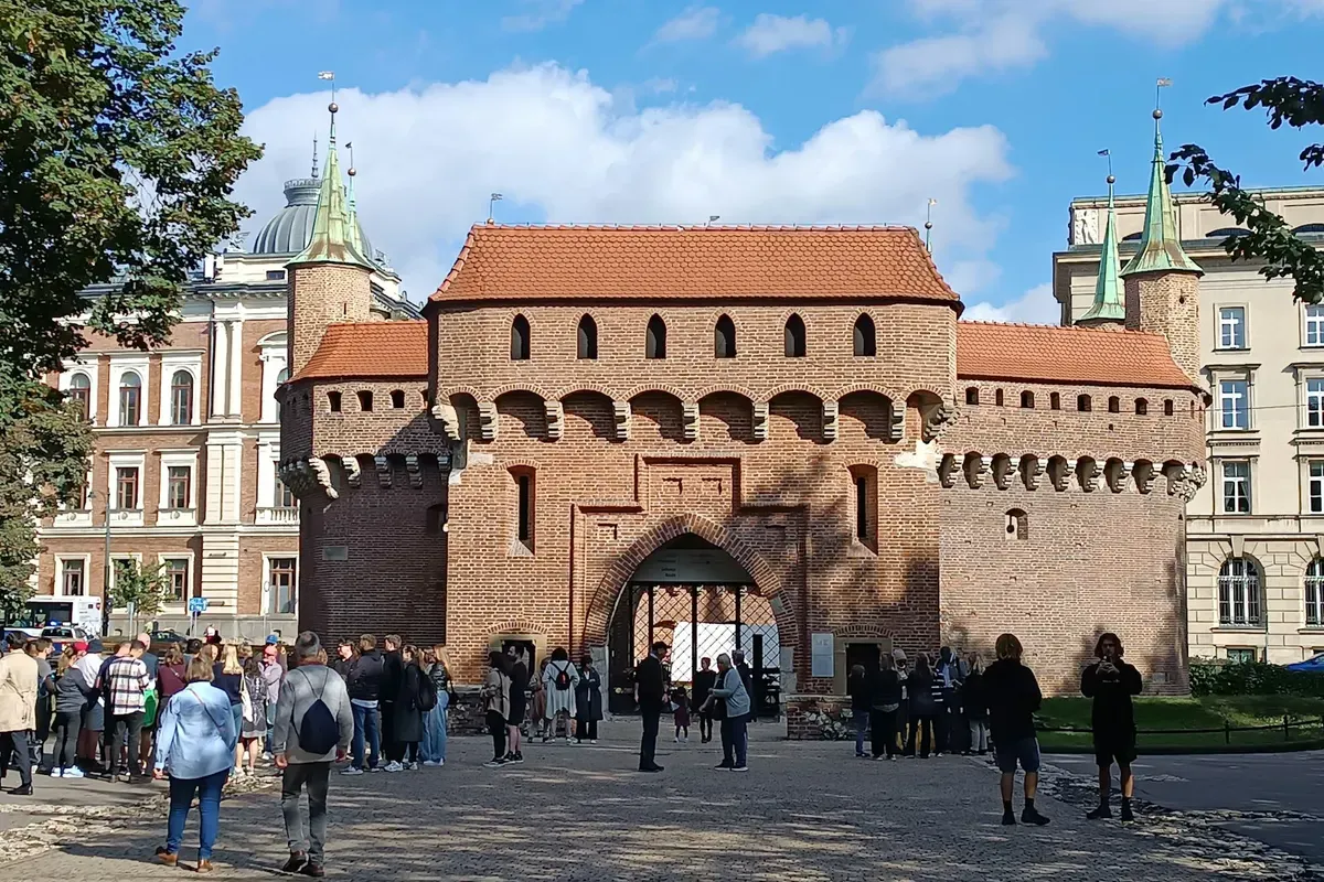 La Barbacane di Cracovia, la fortezza di mattoni rossi all'ingresso della città vecchia
