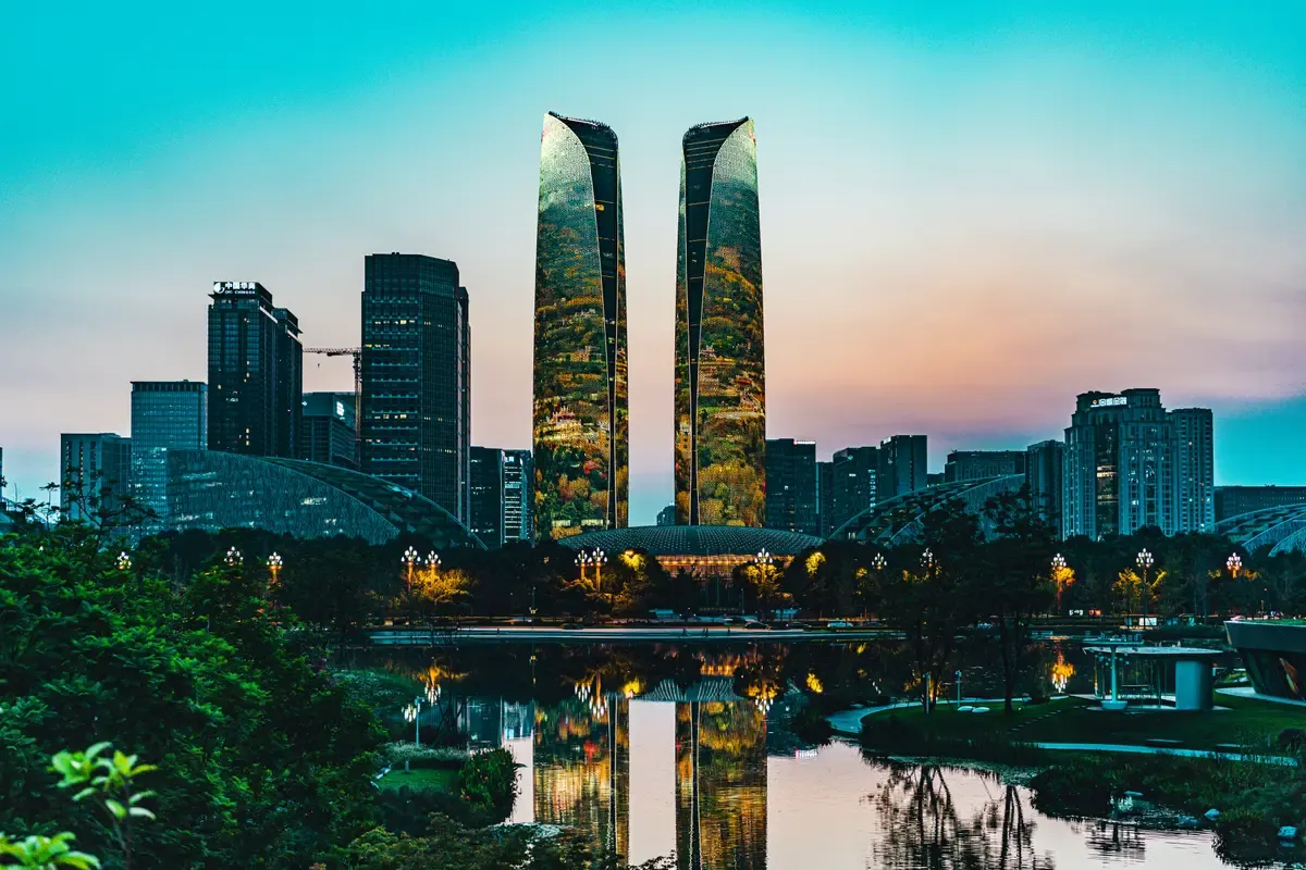 I grattacieli di Chengdu riflessi nell'acqua di un parco al tramonto
