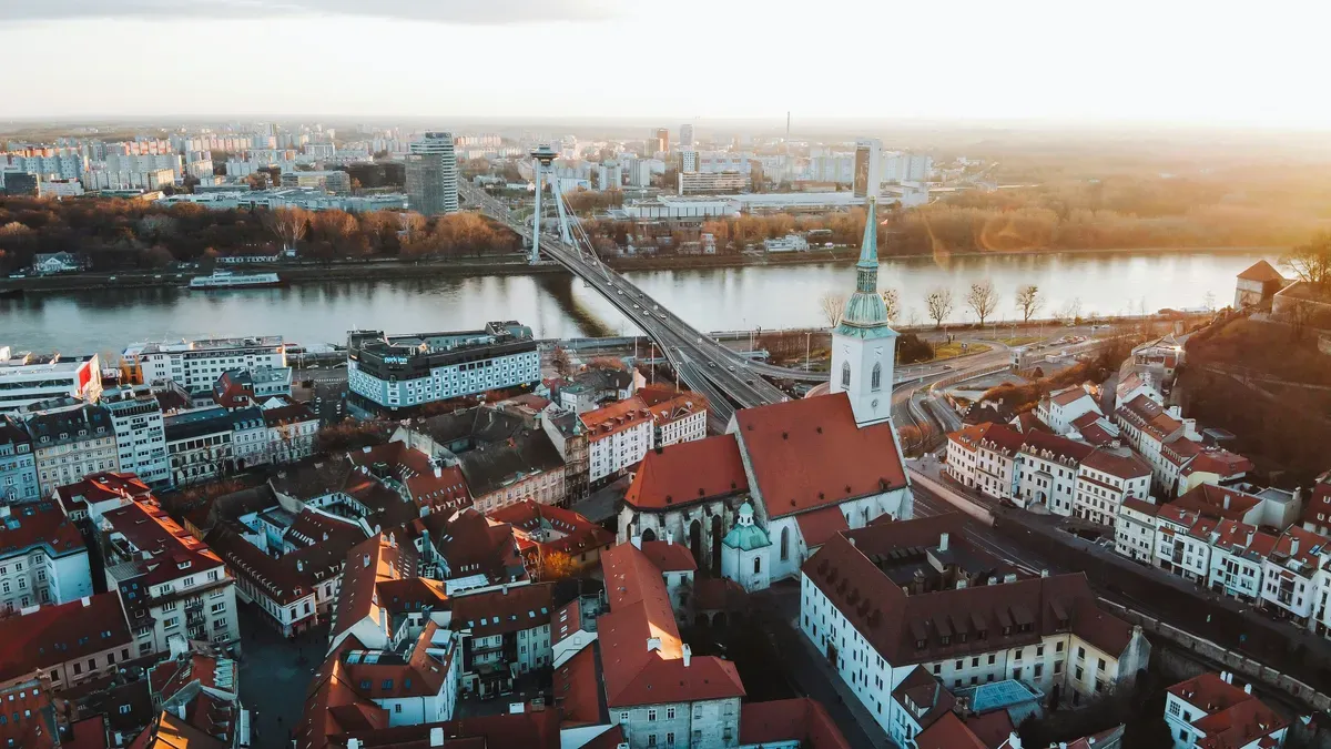 Il centro storico di Bratislava dall'alto, con la cattedrale di San Martino e il Danubio