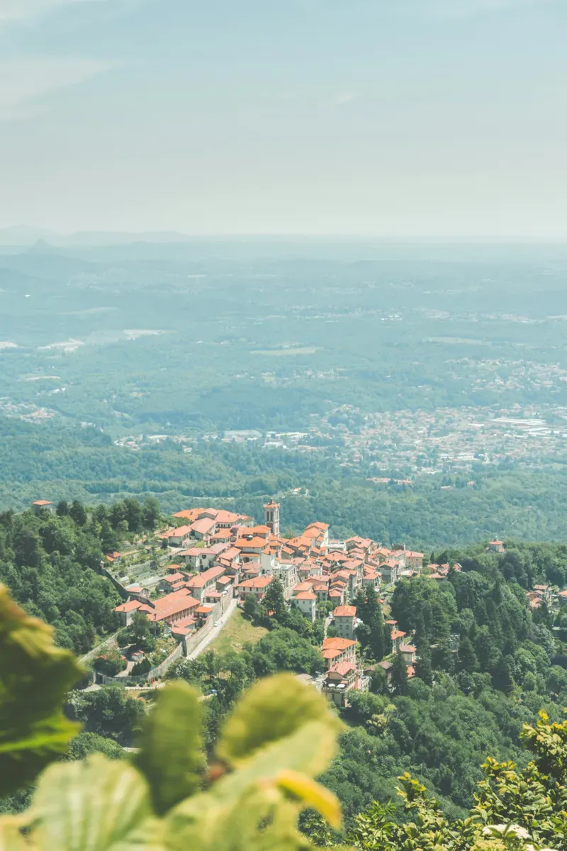 Un borgo sulla cima di un monte, con la pianura sullo sfondo