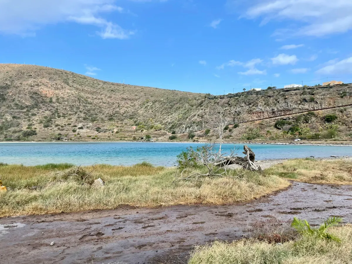 Il lago Specchio di Venere a Pantelleria, con le colline intorno