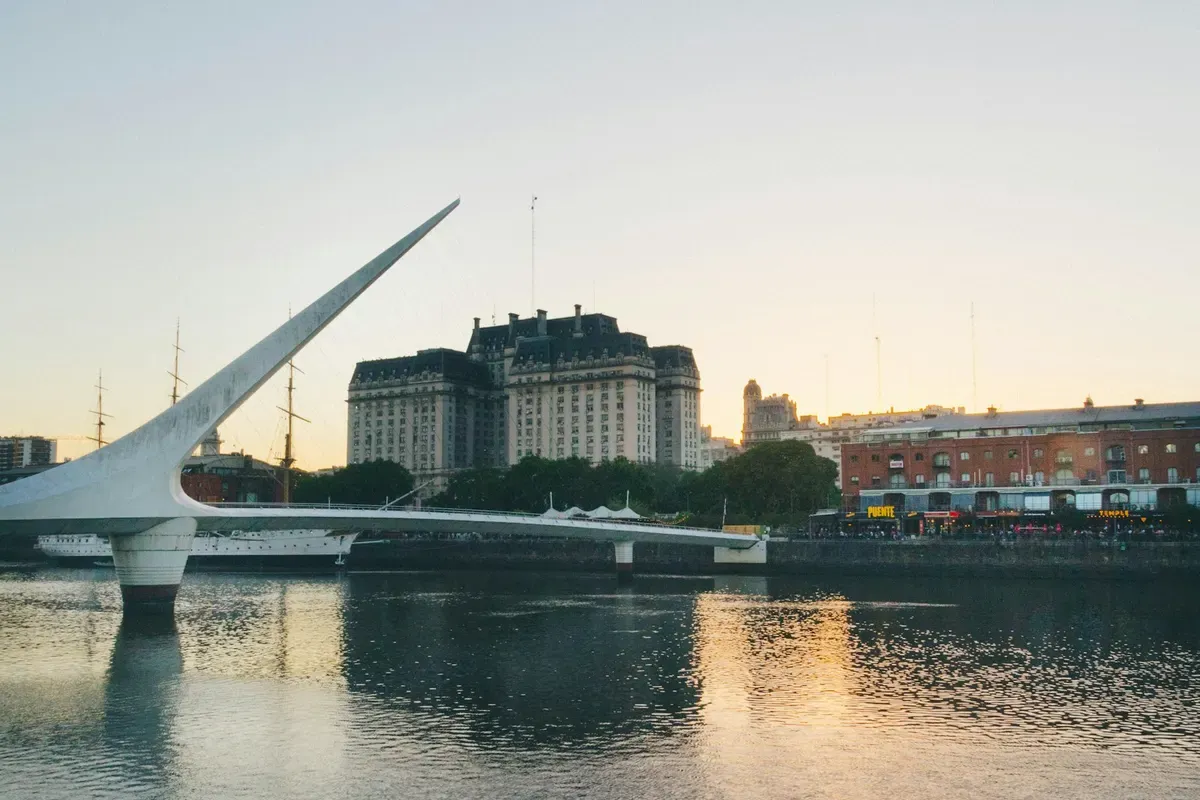 Il Puente de la Mujer e i docks di Puerto Madero al tramonto