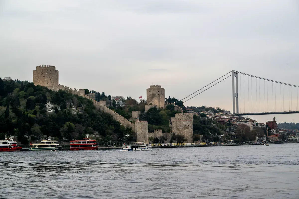 La fortezza di Rumelihisarı sulla riva del Bosforo, con il ponte sospeso sullo sfondo