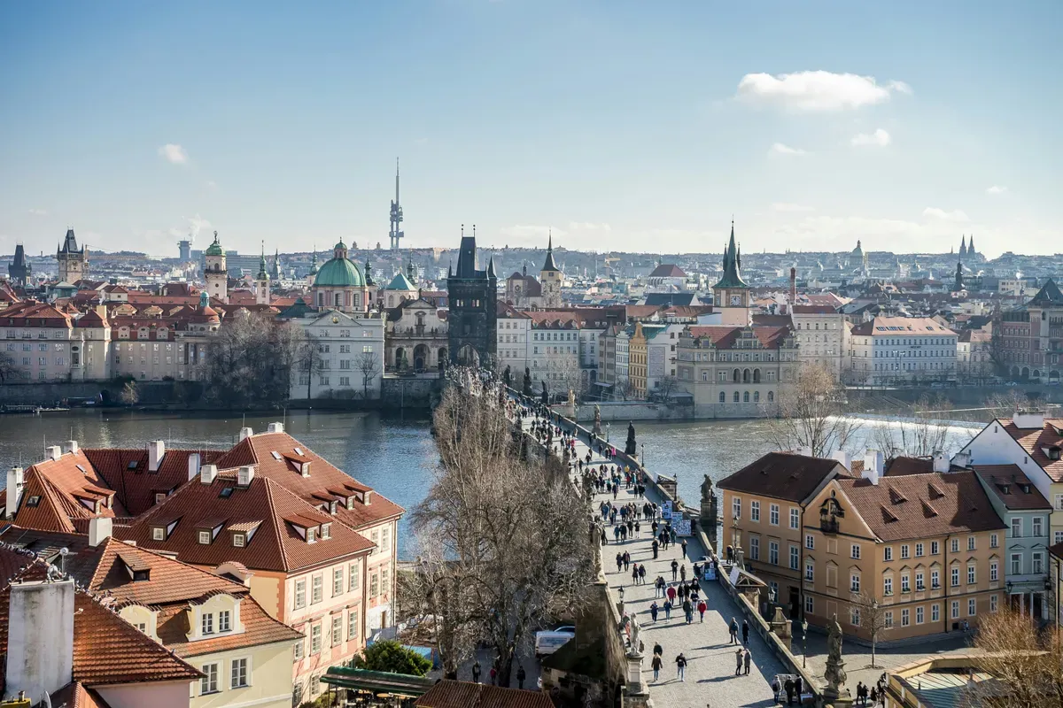 Il Ponte Carlo sulla Moldava e i tetti di Praga