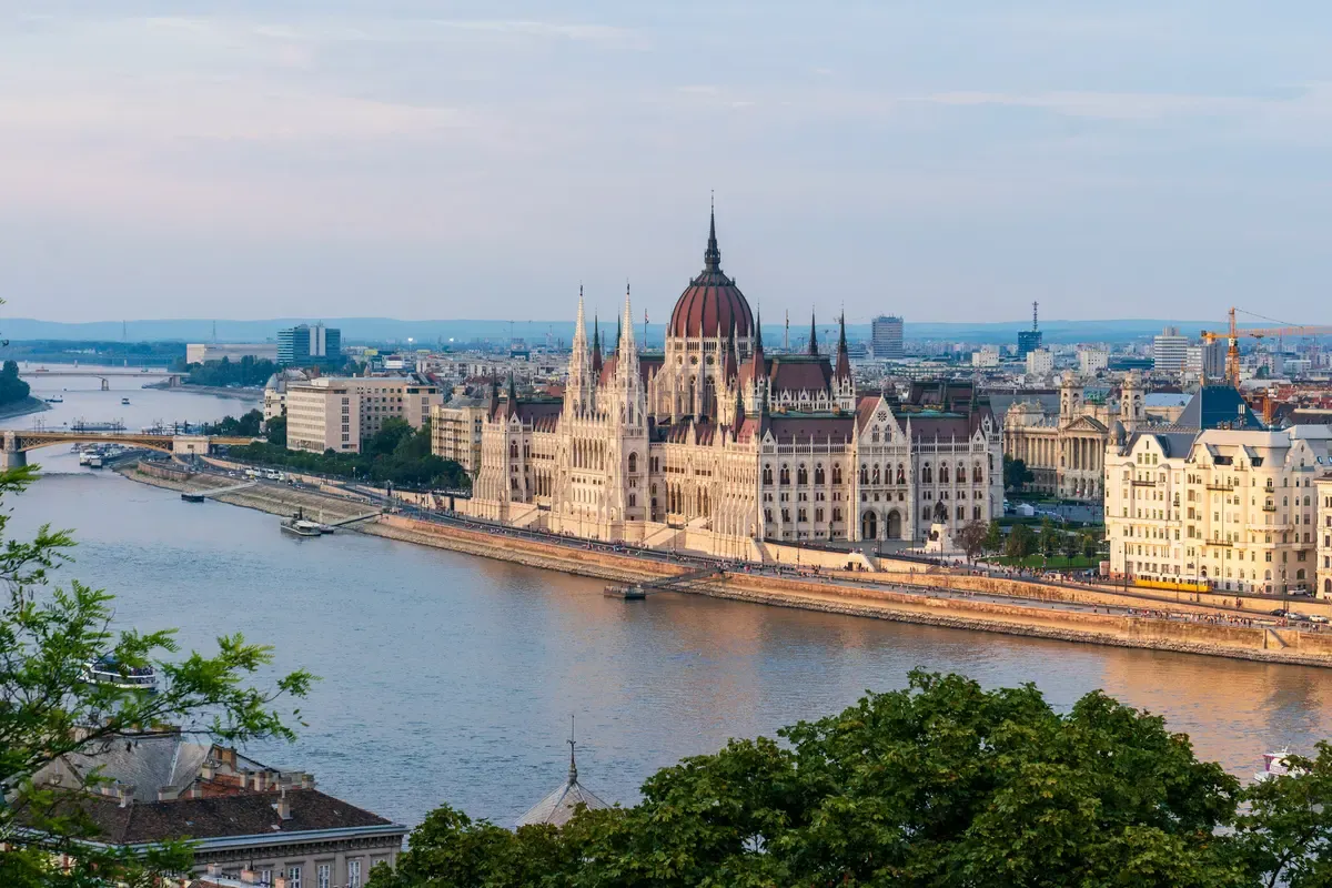 Il Parlamento ungherese sulla riva del Danubio a Budapest