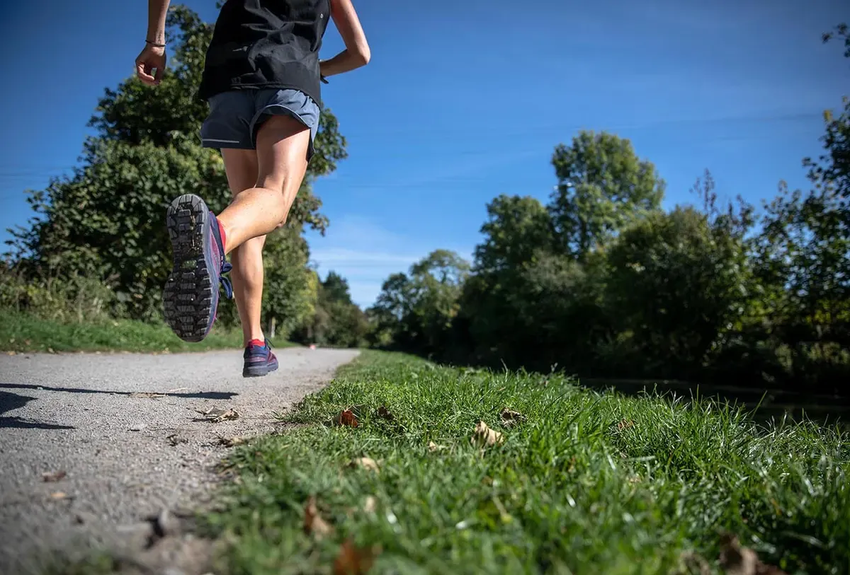 Uomo che corre in un parco