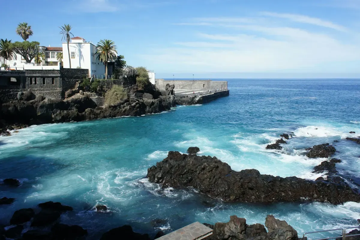 L'oceano tra le rocce vulcaniche sul lungomare di Puerto de la Cruz