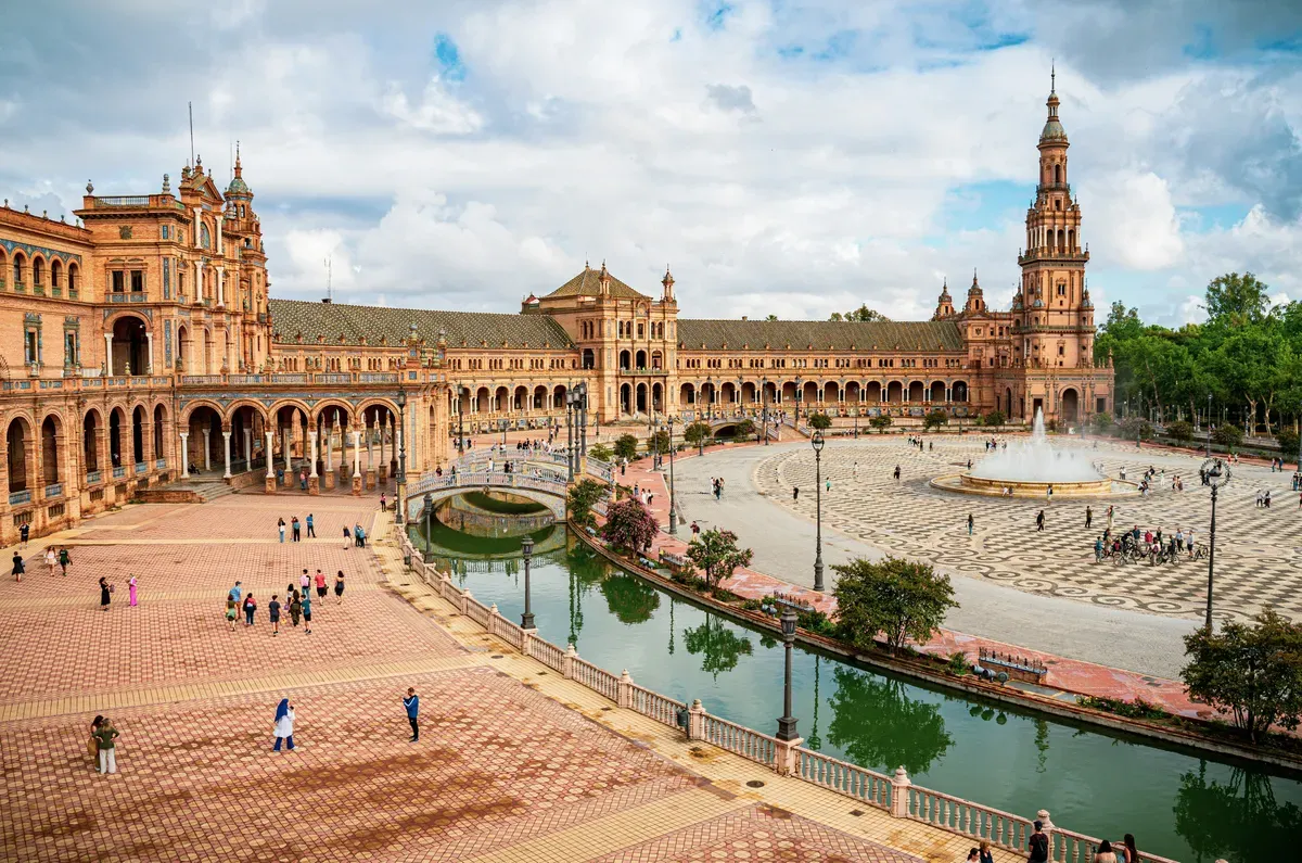 Plaza de España a Siviglia, con il canale e le torri
