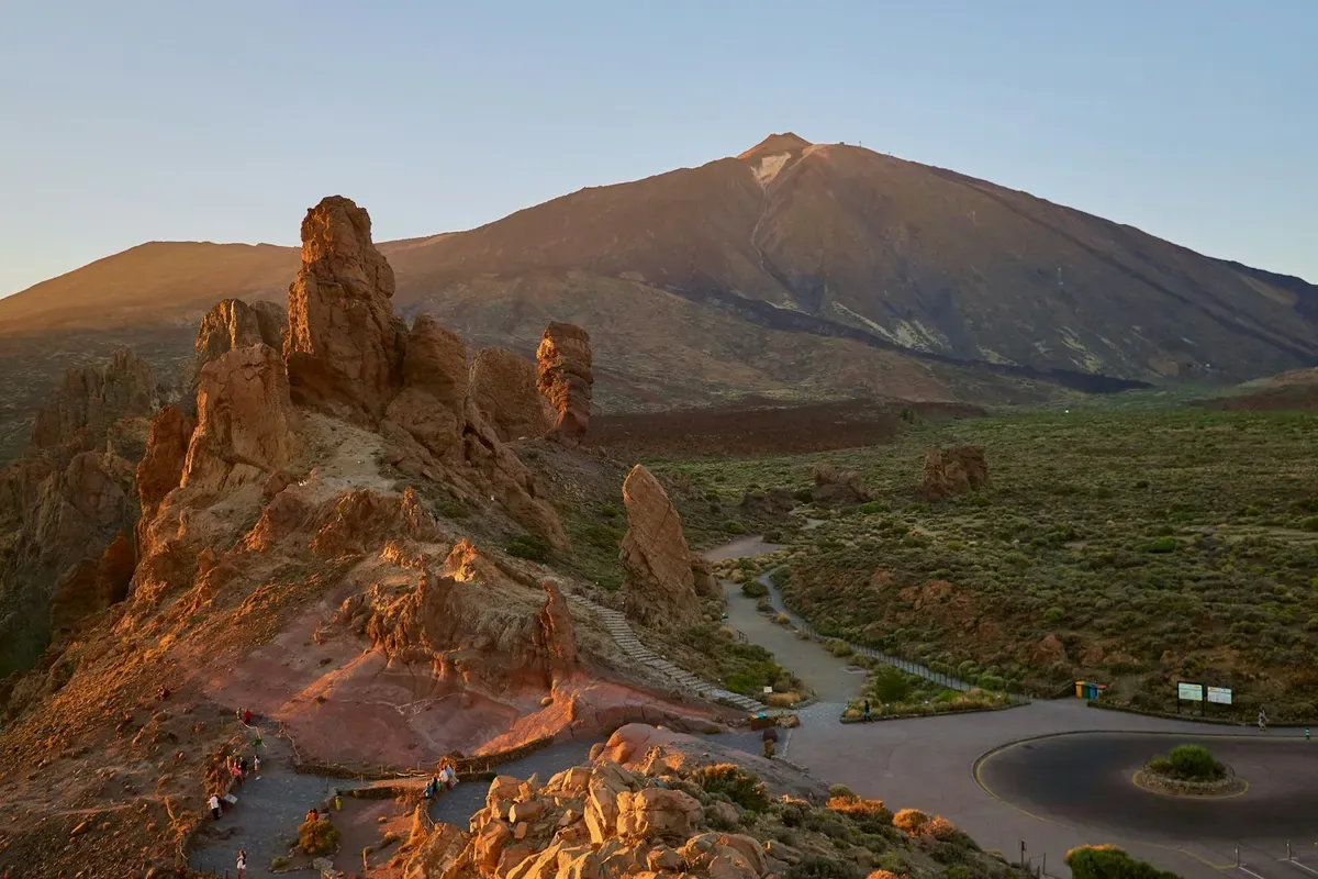 Il Teide al tramonto, con le rocce vulcaniche in primo piano