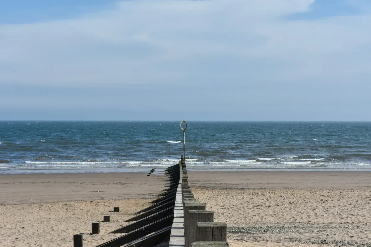 La spiaggia di Portobello a Edimburgo, con i frangiflutti di legno e il mare