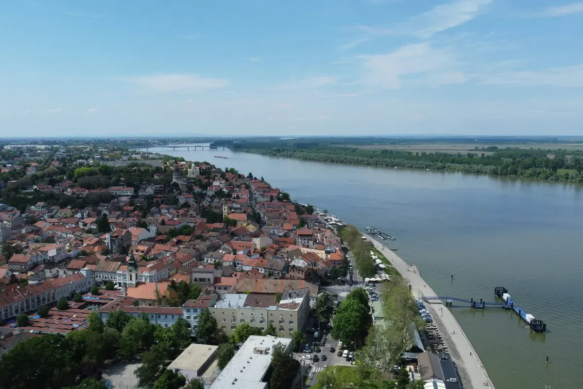 Zemun dall'alto, con i tetti rossi del quartiere storico e il lungofiume sul Danubio