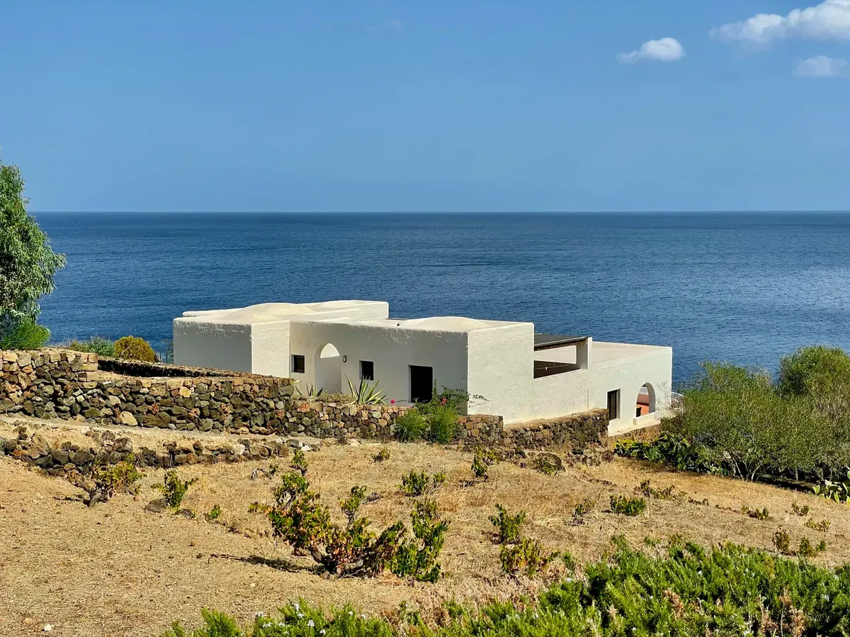 Un dammuso bianco affacciato sul mare di Pantelleria