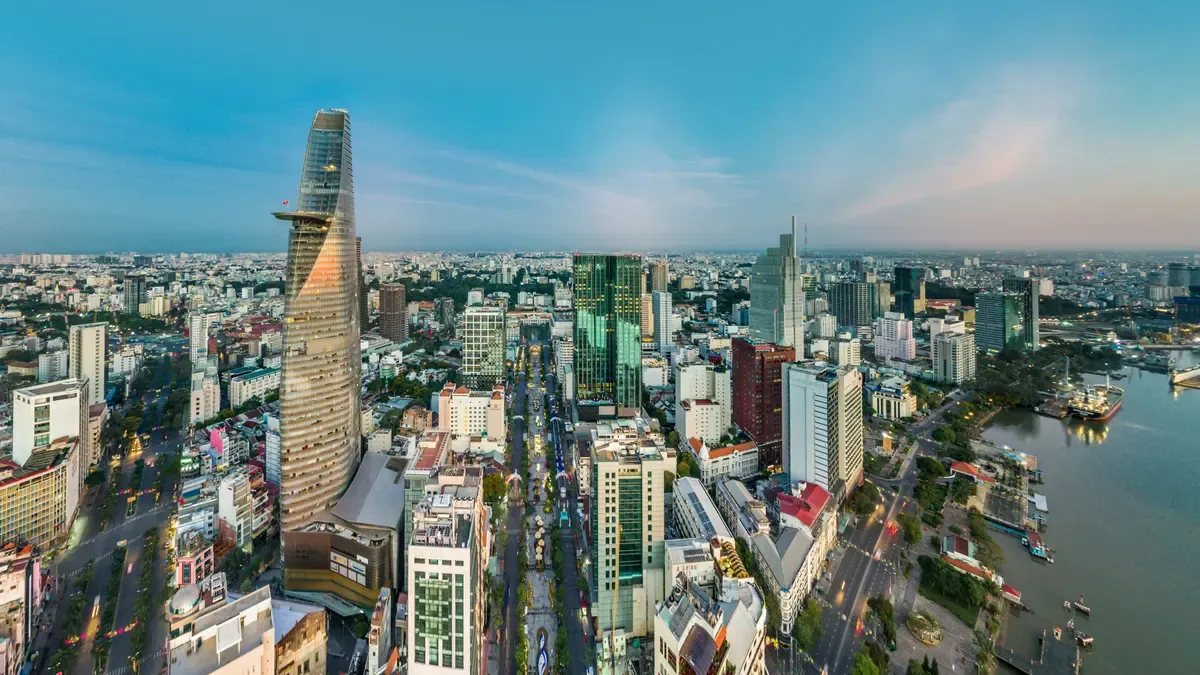 Il centro di Ho Chi Minh dall'alto, con la Bitexco Financial Tower e il fiume Saigon