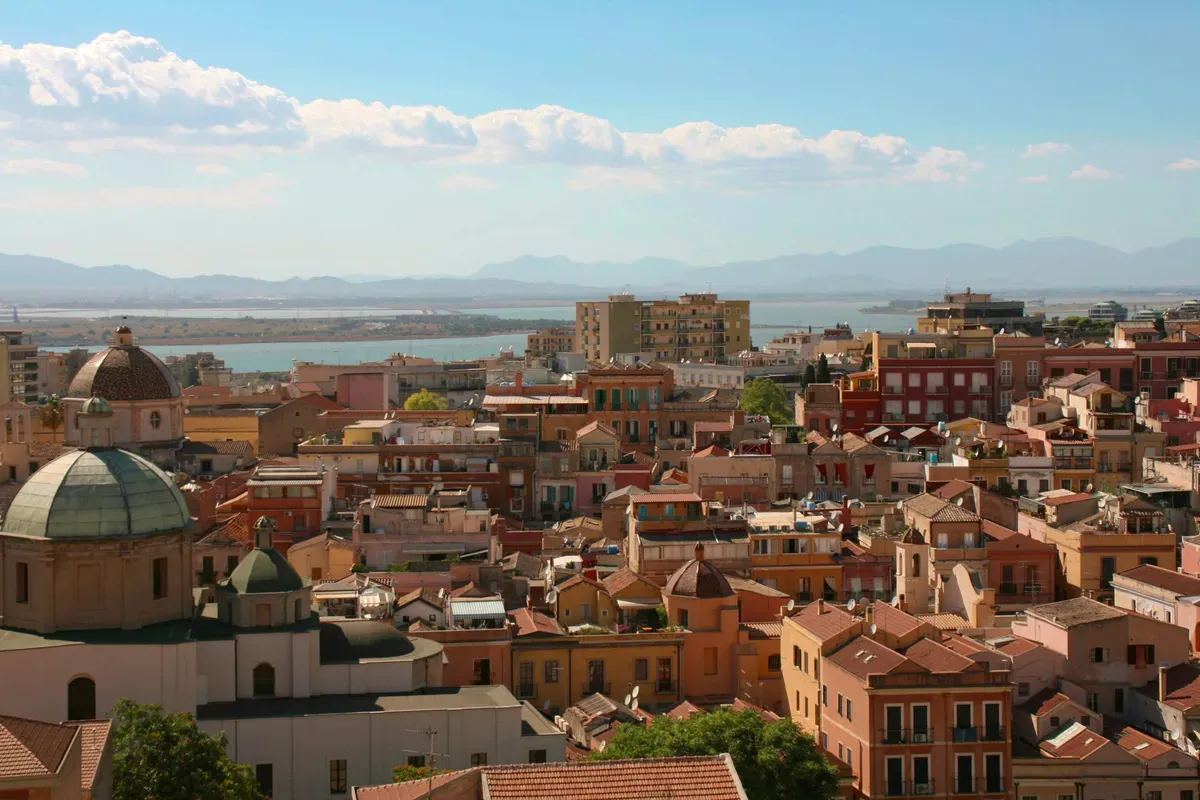 I tetti di Cagliari dall'alto, con lo stagno e il mare sullo sfondo