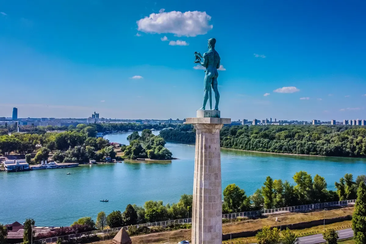 Il monumento al Vincitore nella fortezza di Kalemegdan, sopra la confluenza tra Sava e Danubio