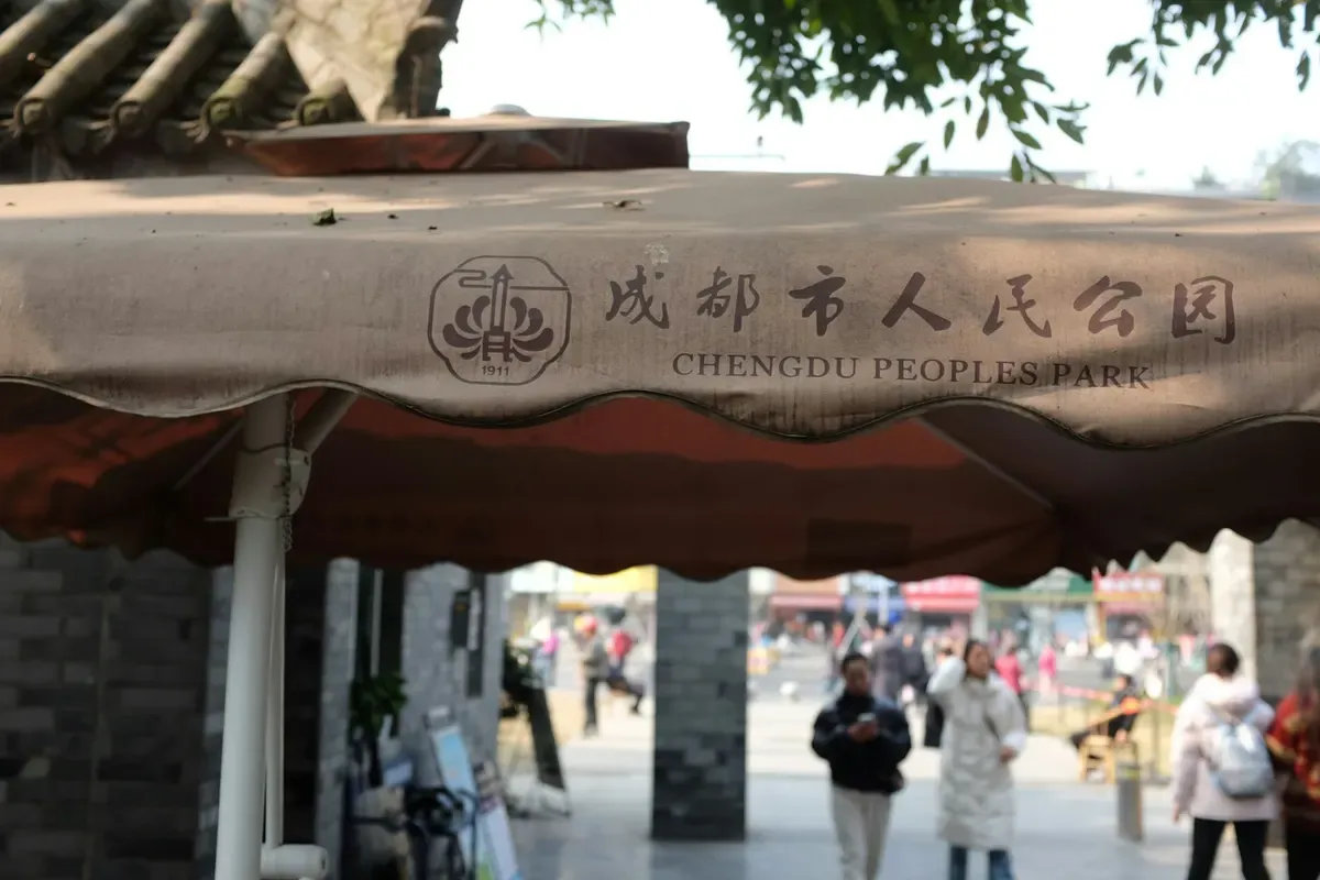 L'ingresso di People's Park a Chengdu con l'insegna del parco