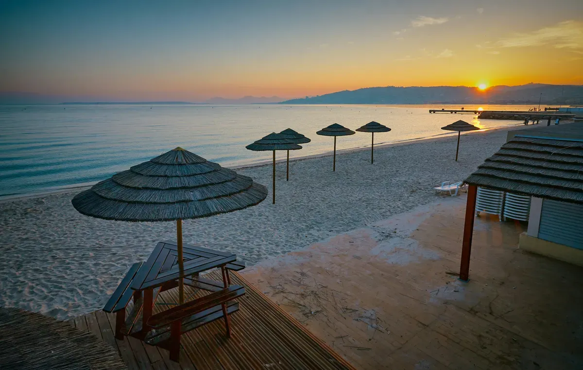 Una spiaggia con ombrelloni e sdraio