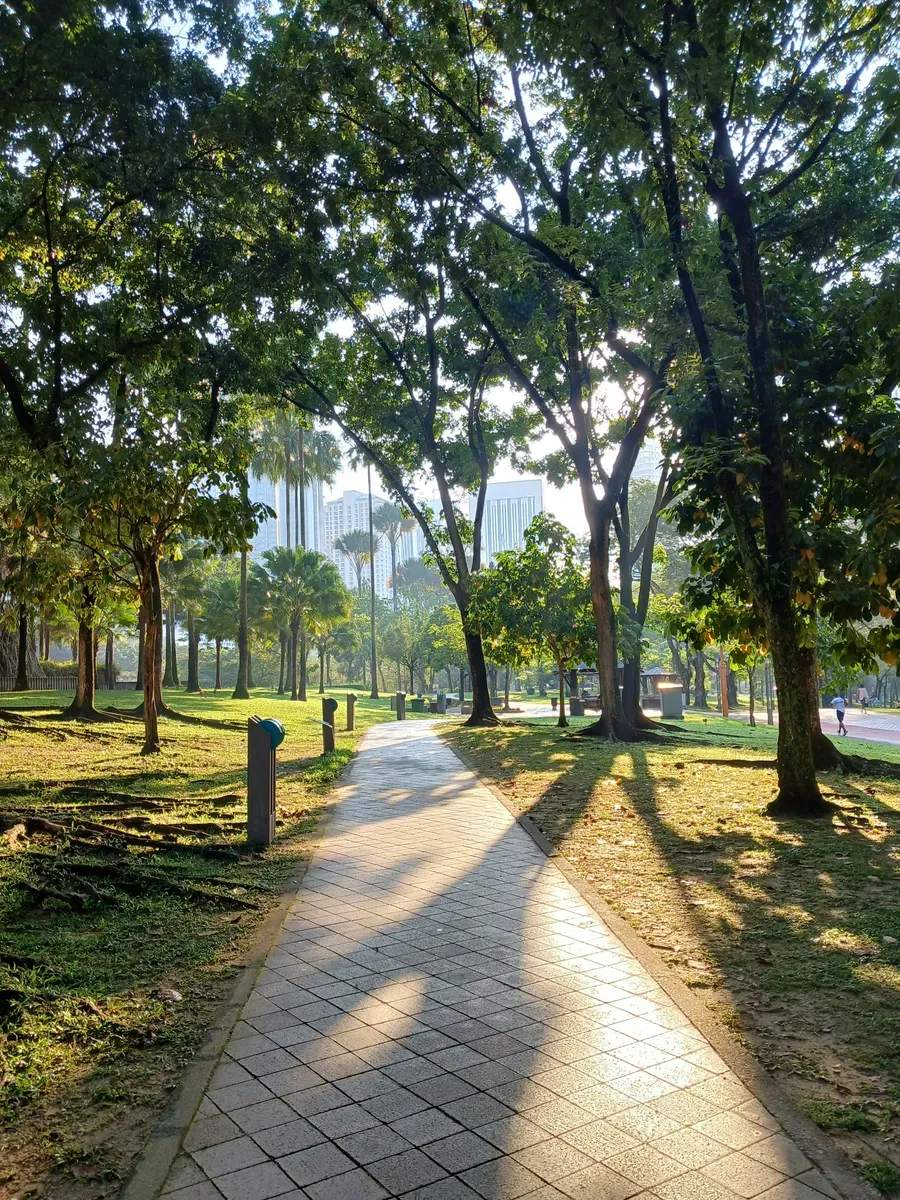 Un vialetto alberato nel KLCC Park di Kuala Lumpur