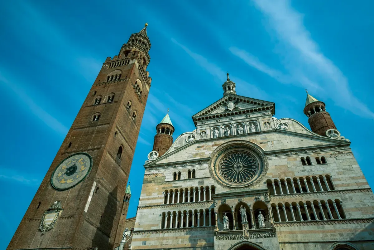 Il Torrazzo e la facciata del Duomo di Cremona