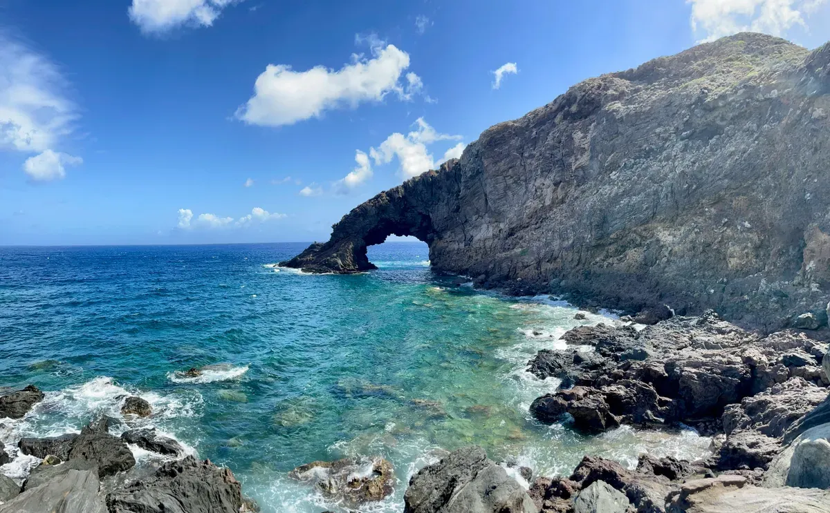L'Arco dell'Elefante sulla costa di Pantelleria