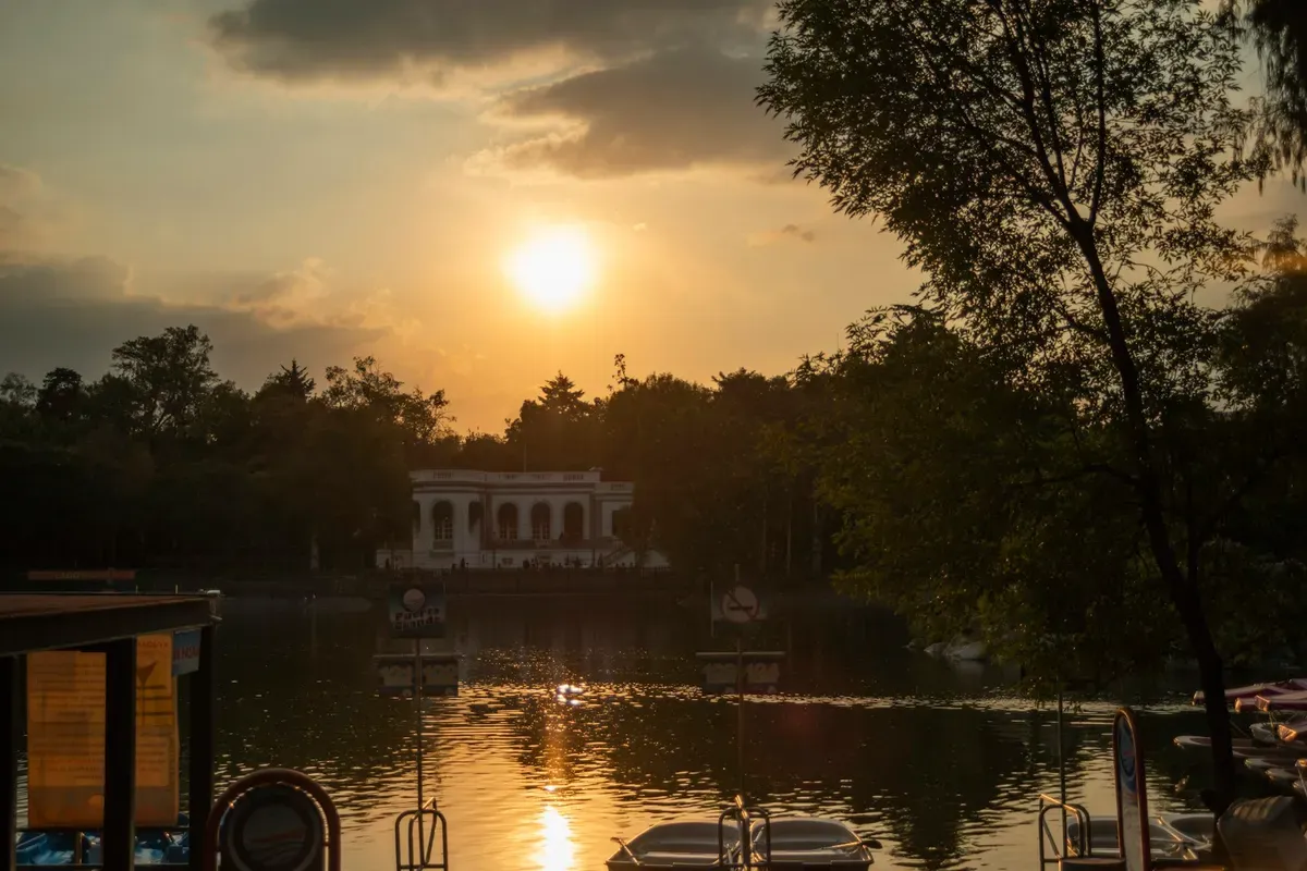 Un lago di Chapultepec al tramonto, con la casa sul lago