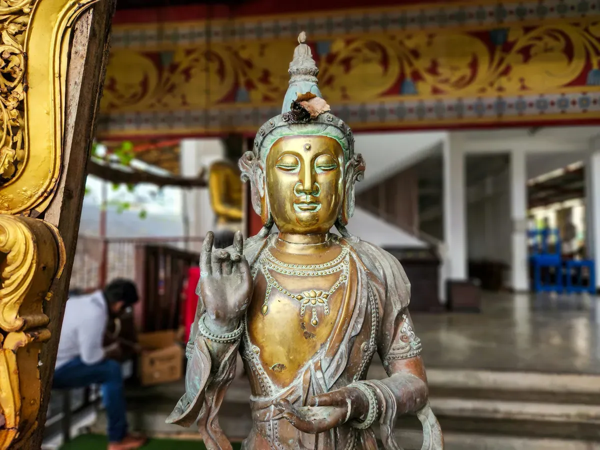 Una statua dorata nel tempio Gangaramaya di Colombo