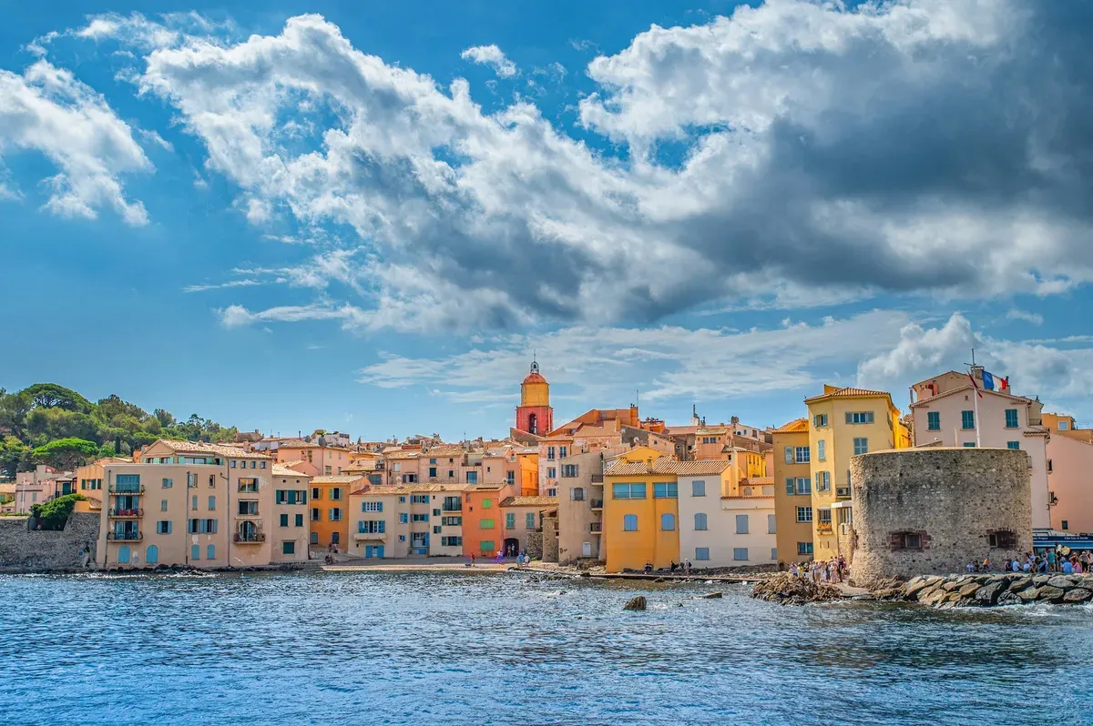 Le case del centro di Saint-Tropez sull'acqua