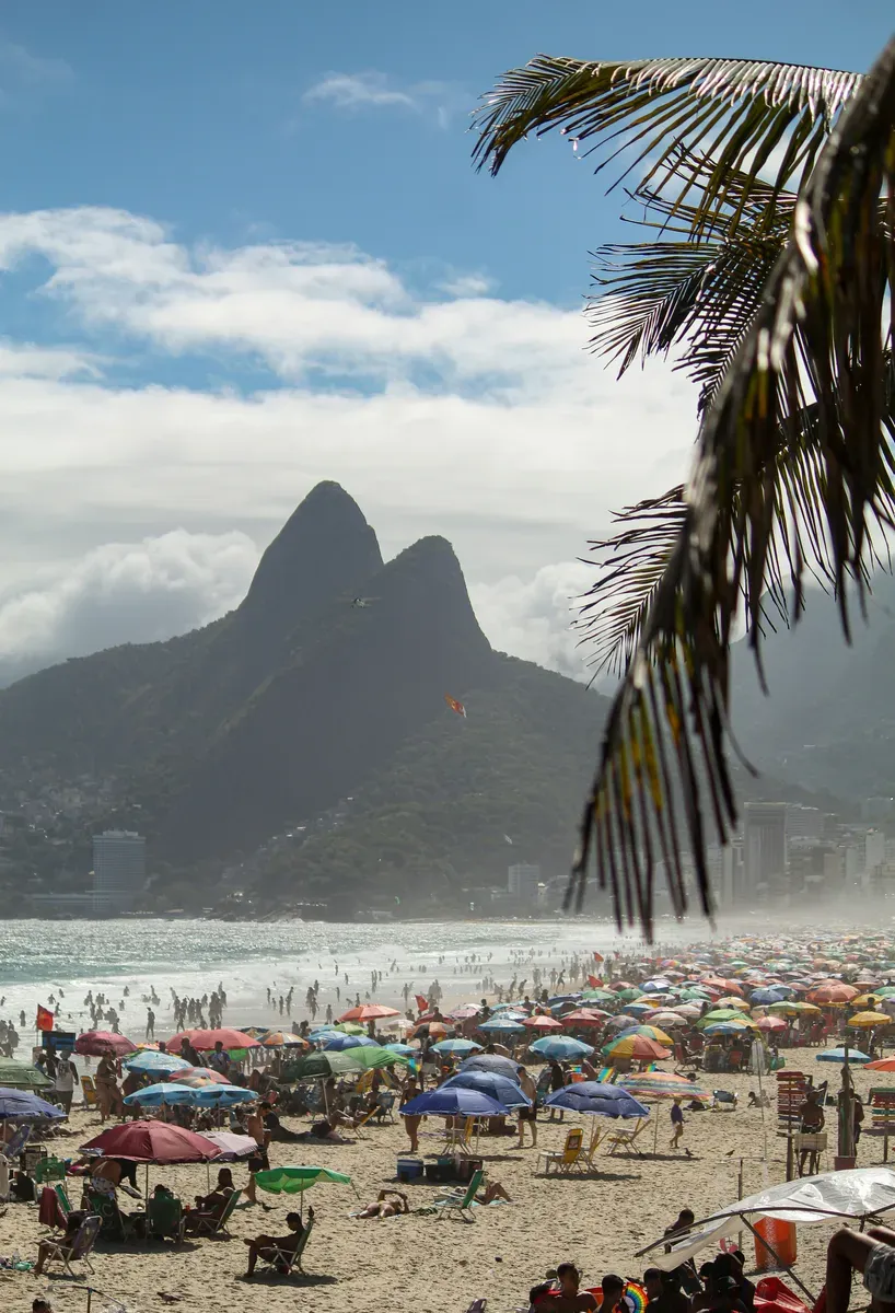 I Dois Irmãos sopra la spiaggia di Ipanema