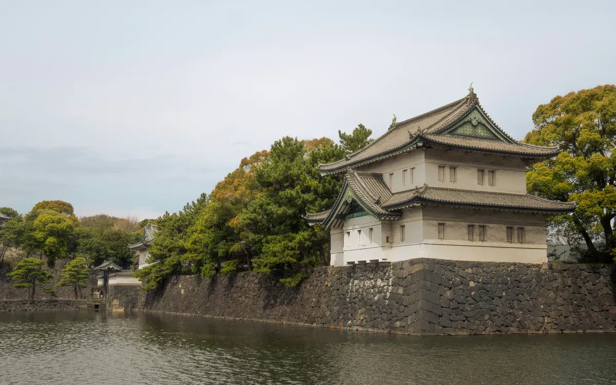 Una torre di guardia del Palazzo Imperiale di Tokyo affacciata sul fossato