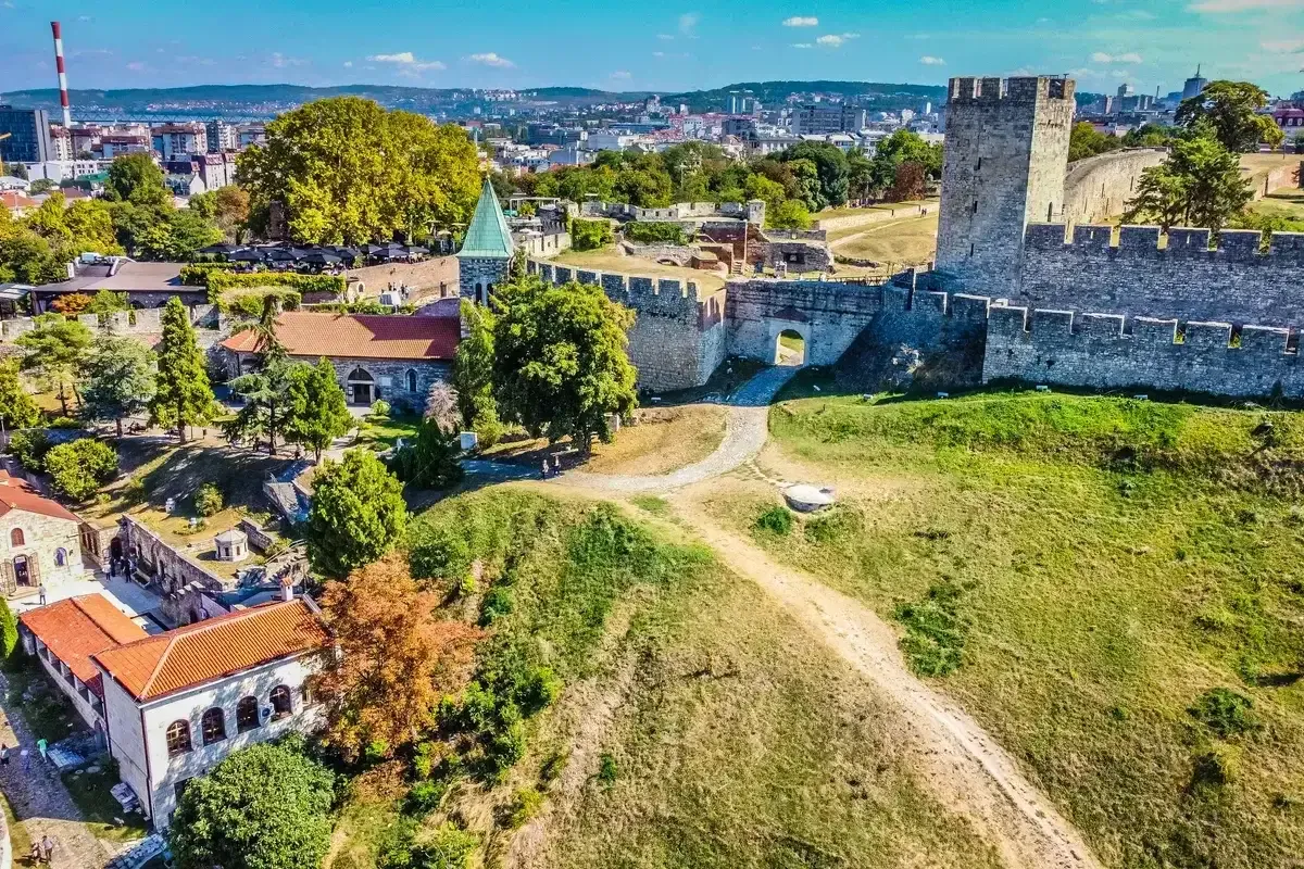 Le mura e le torri della fortezza di Belgrado nel parco di Kalemegdan, viste dall'alto