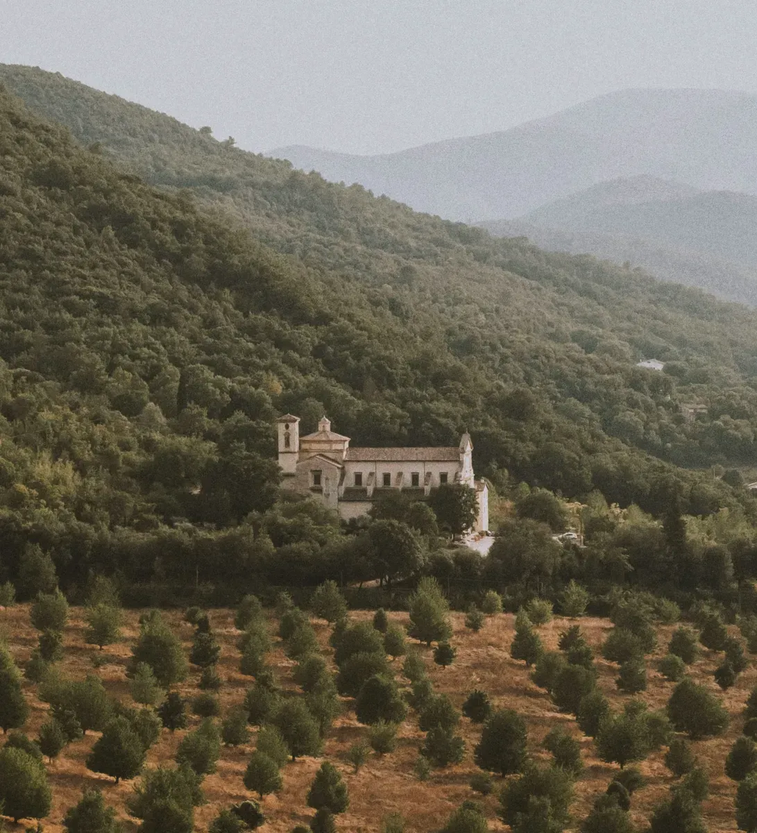 Un convento tra i boschi sul fianco di un monte