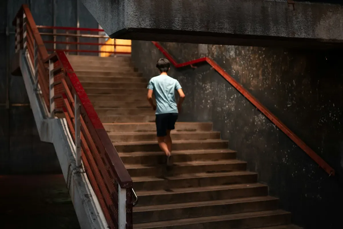 Un runner che sale una scalinata a Hong Kong