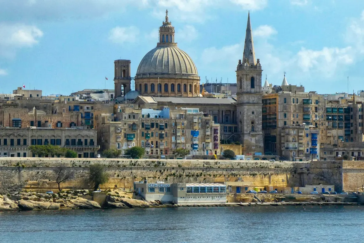 La cupola della chiesa del Carmine e il campanile di La Valletta visti dal mare