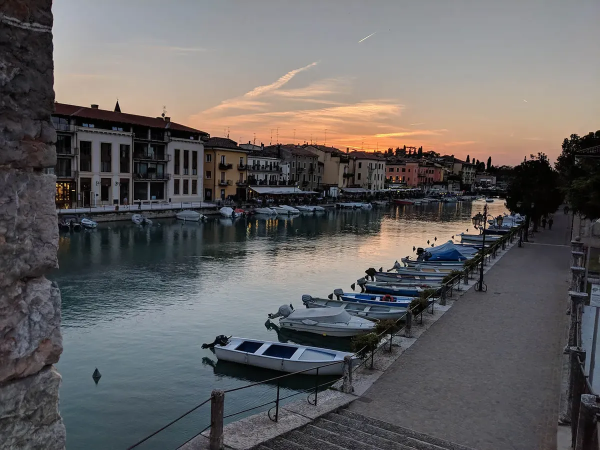 Peschiera del Garda correre sul lago si Garda