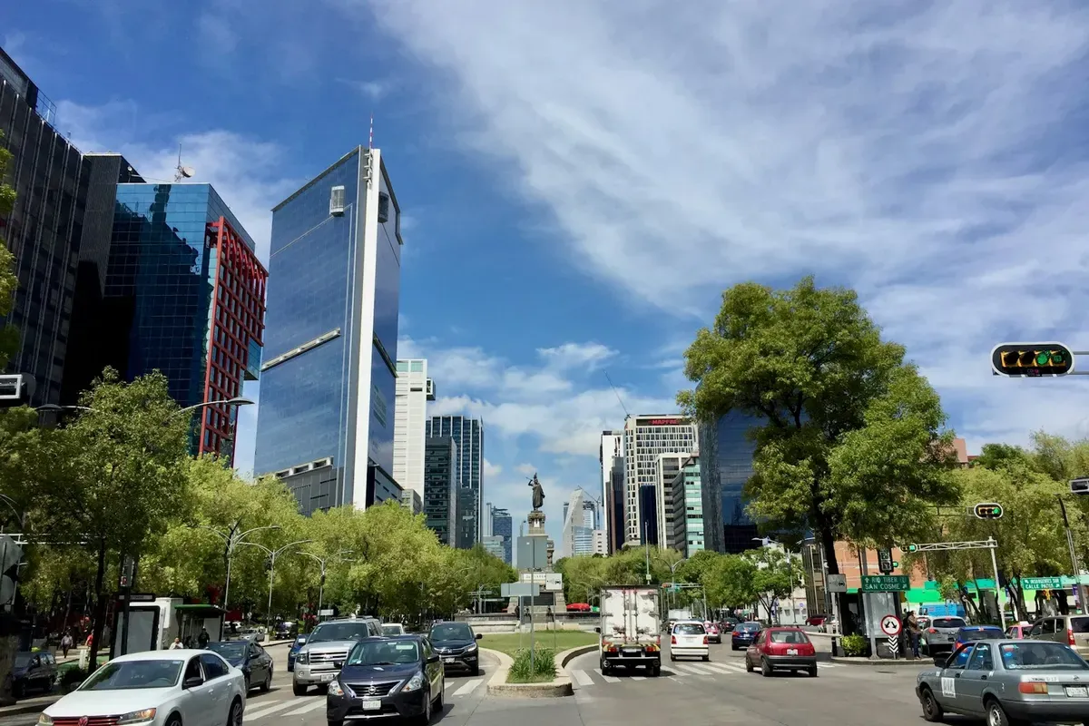 Il Paseo de la Reforma con i grattacieli e l'Ángel de la Independencia