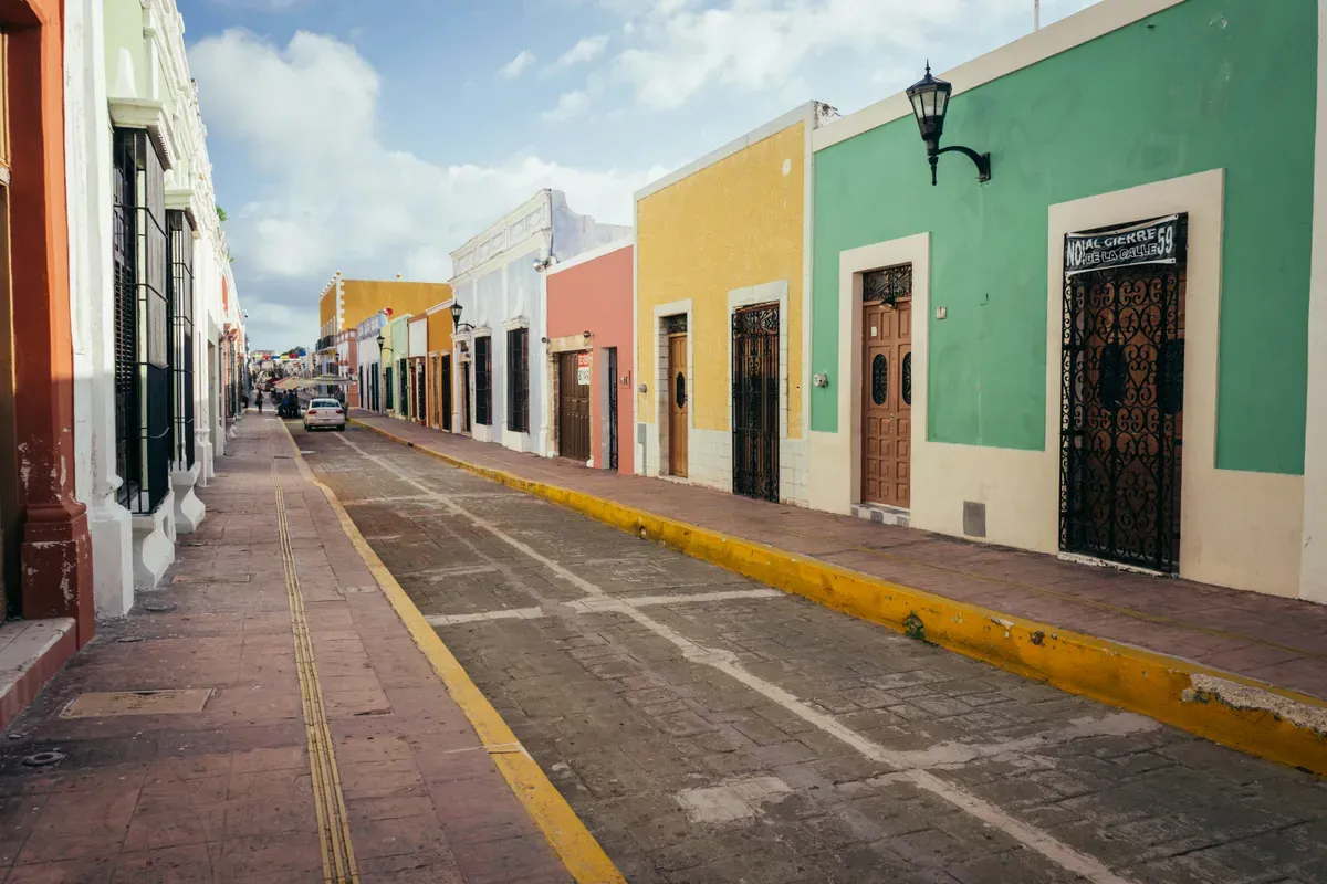 Una strada con le case colorate in Messico