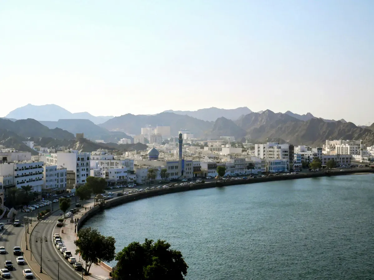 La curva della Corniche di Mutrah, a Muscat, con le montagne alle spalle