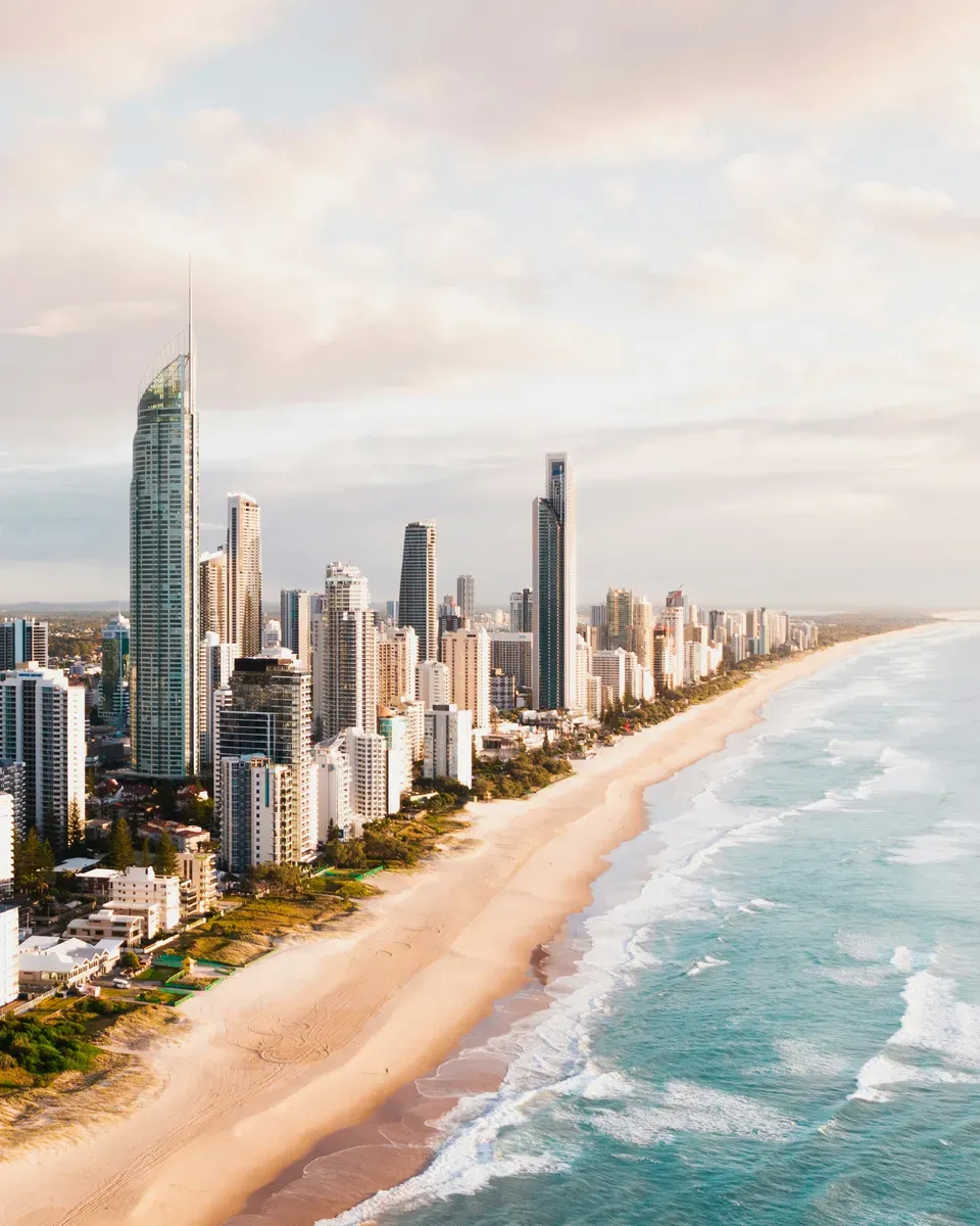 I grattacieli della Gold Coast sulla spiaggia