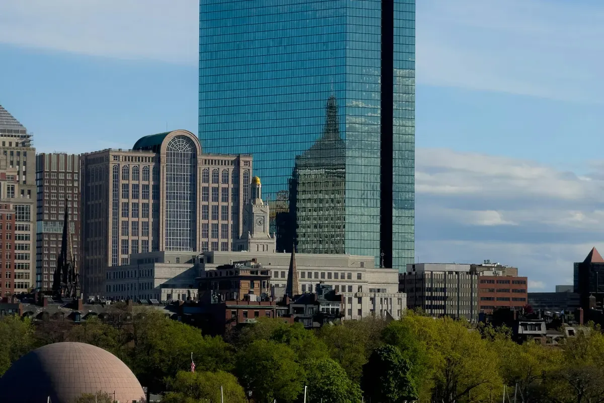 Lo skyline di Boston con le barche nel porto