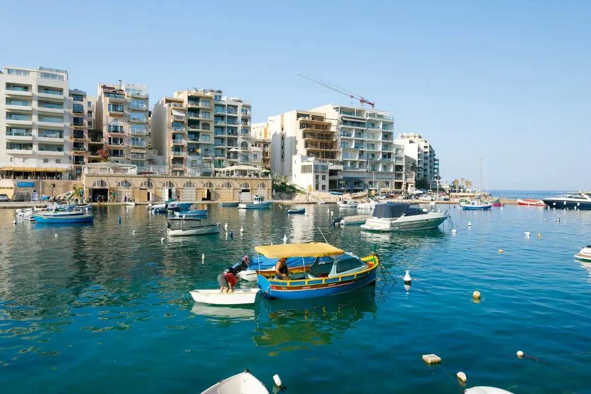 Le barche colorate nella baia di St Julian's, a Malta