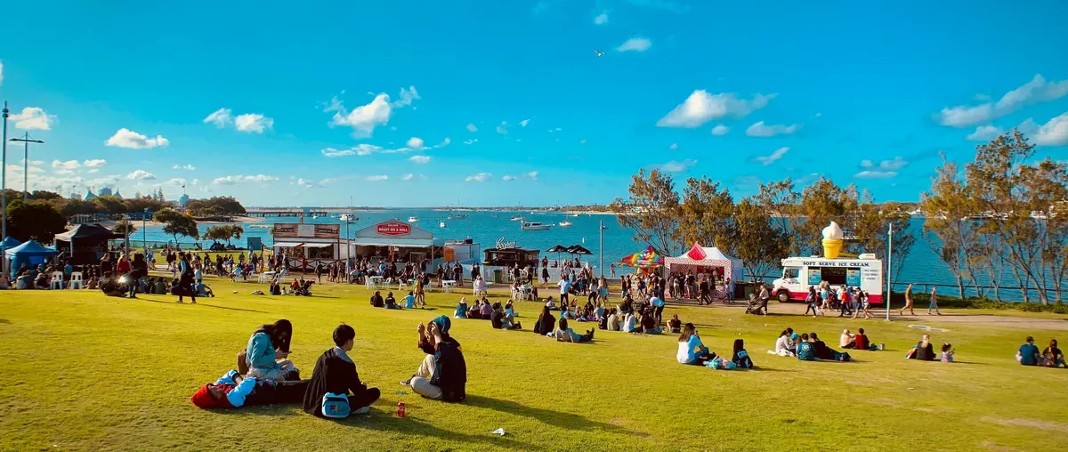 Il parco sul lungomare di Southport con le persone sul prato