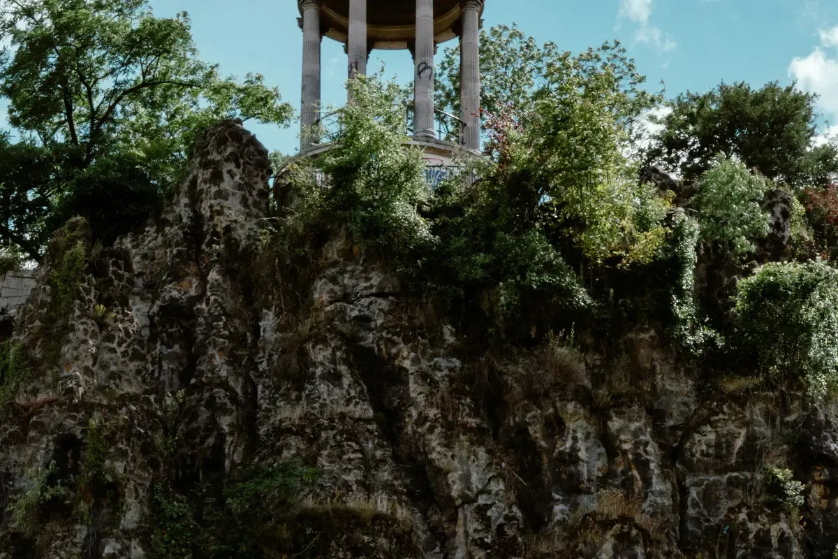 Il tempio della Sibilla in cima alla rupe del parco delle Buttes-Chaumont