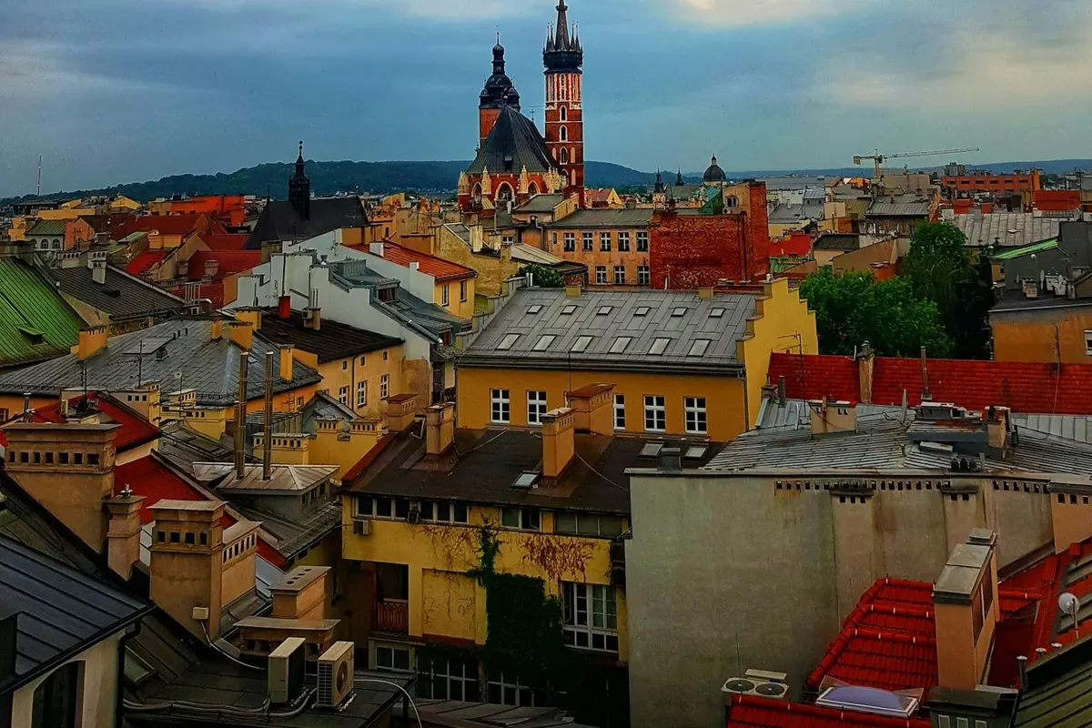 I tetti colorati della città vecchia di Cracovia con le torri della Basilica di Santa Maria