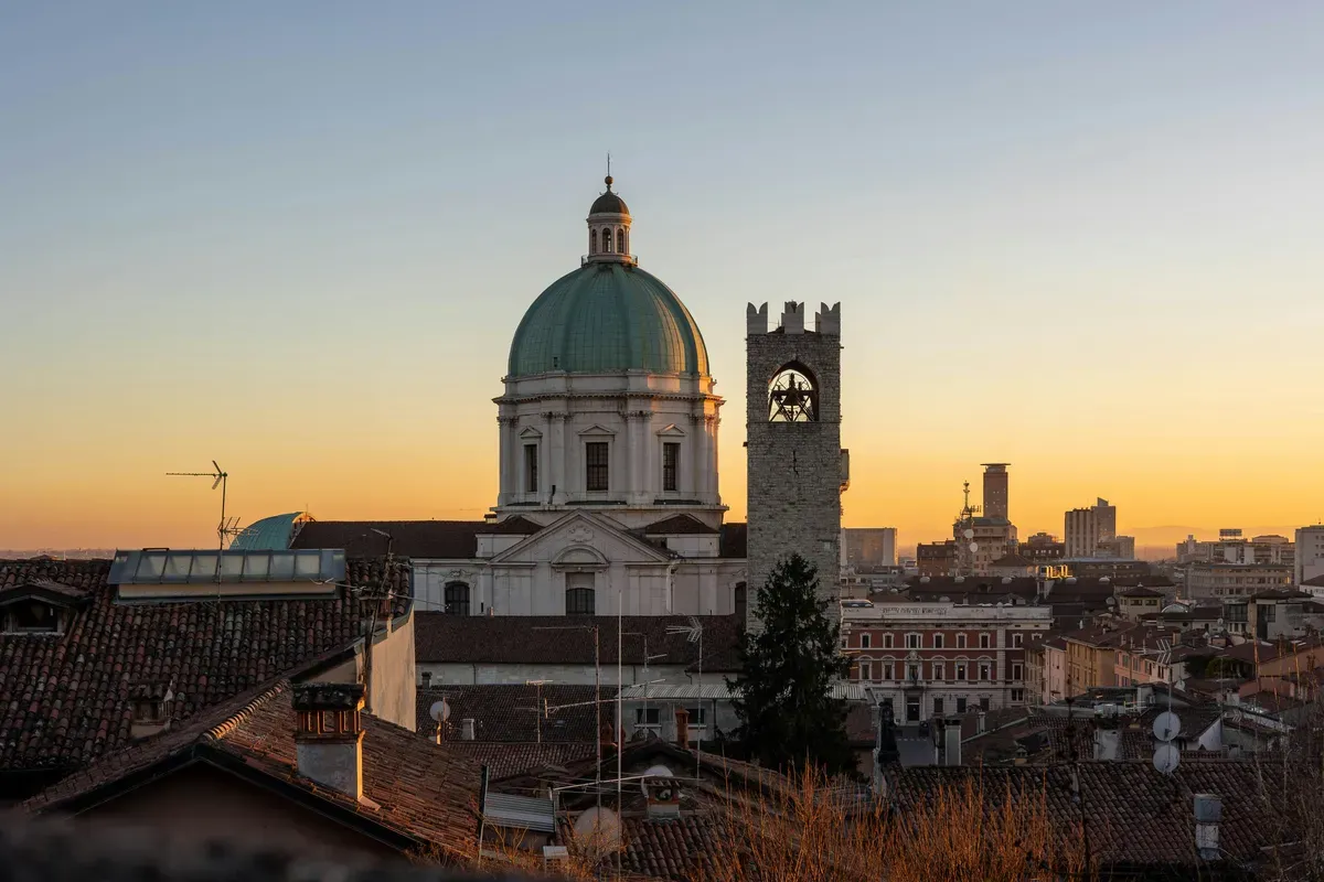 La cupola del Duomo di Brescia e i tetti del centro al tramonto