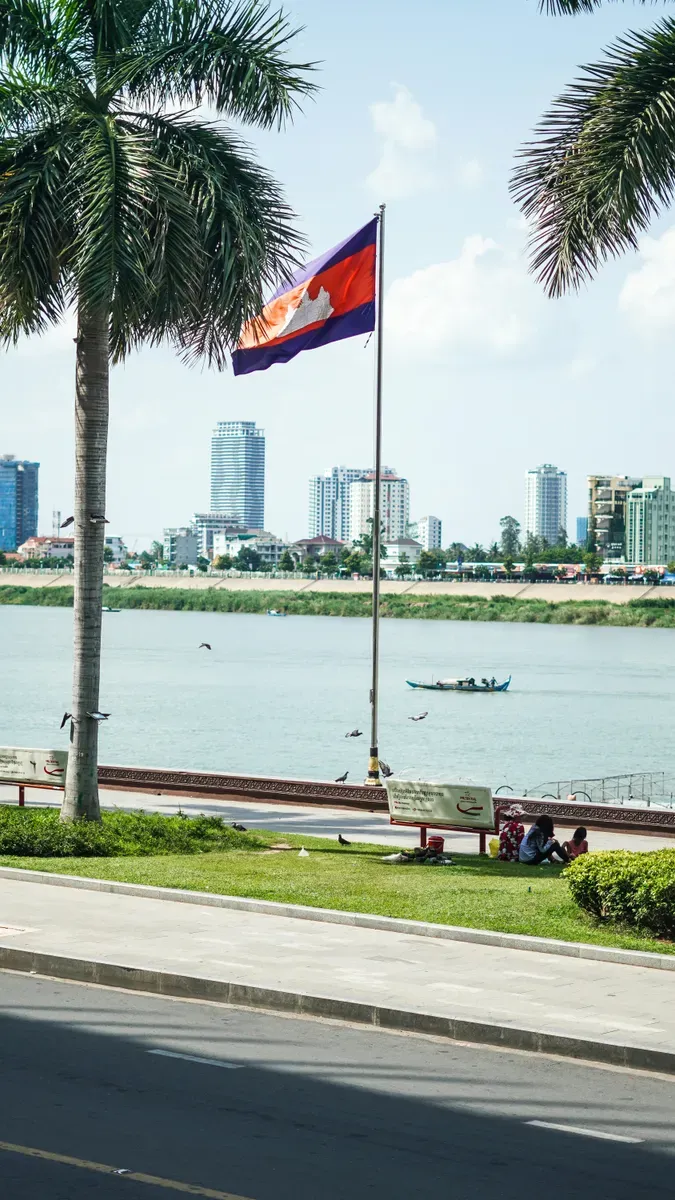 Il lungofiume di Phnom Penh con una barca sul fiume