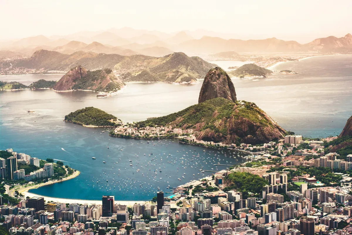 La baia di Rio de Janeiro con il Pan di Zucchero e le spiagge viste dall'alto