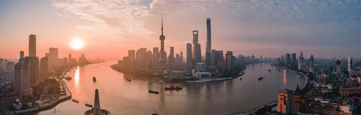 L’alba sul fiume Huangpu e sui grattacieli di Lujiazui, vista dal Bund